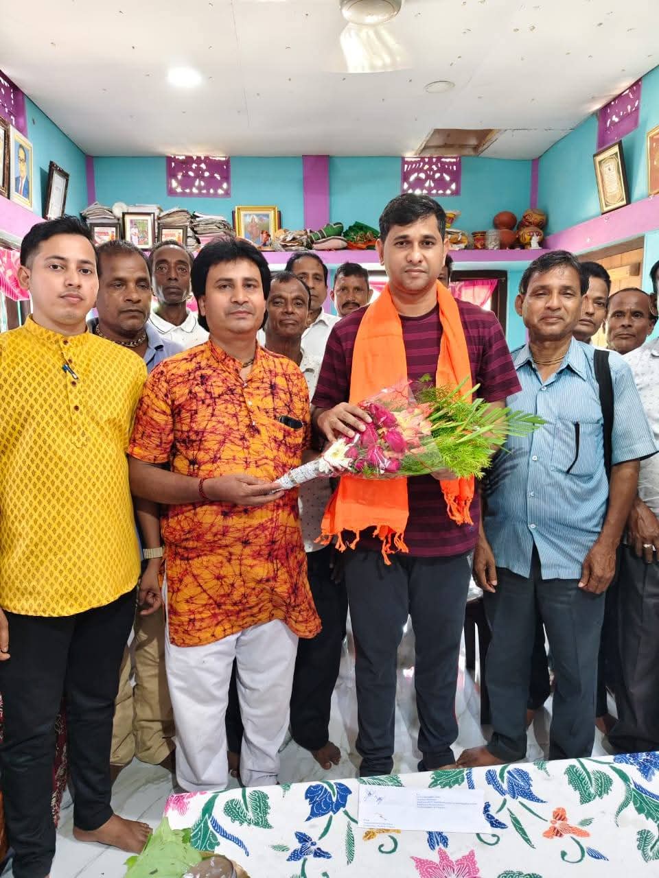 আজ 21/06/2025ইং শনিবার তারকব্রহ্ম কির্তনীয়া শিল্পী সমিতি ঊনকোটি জেলা কমিটির পক্ষ থেকে রাজ্যের মাননীয় মন্ত্রী শ্রী সুধাংশু দাস মহোদয়ের সাথে সৌজন্য মূলক সাক্ষাৎ করা হয় এবং উনাকে সংবর্ধনা জানানো হয়।