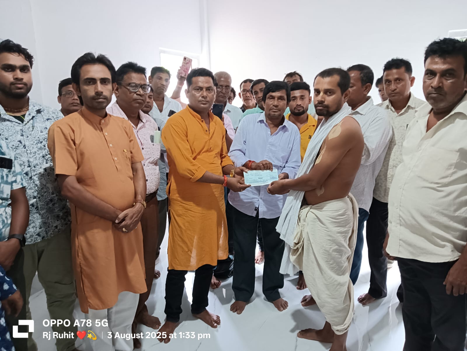 (০৩/০৮/২০২৫ ইং) তারকব্রহ্ম কীর্তনীয়া শিল্পী সমিতির উদ্যোগে দক্ষিণ ত্রিপুরা জেলার সহ-সভাপতি স্বর্গীয় কানুলাল নন্দী মহাশয়ের বাসভবনে গিয়ে উনার পরিবারের সাথে সাক্ষাৎ করেন‌ এবং উনার পরিবারের কাছে তারকব্রহ্ম কীর্তনীয়া শিল্পী সমিতির পক্ষ থেকে স্বর্গীয় কানুলাল নন্দী মহাশয়ের ঊর্ধ দৈহিক ক্রিয়া কার্যক্রমের জন্যে চেকের মাধ্যমে কিছু আর্থিক সহায়তা করেন।